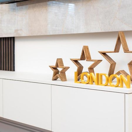 London'S Modern Nuance Apartment - Battersea Eksteriør billede
