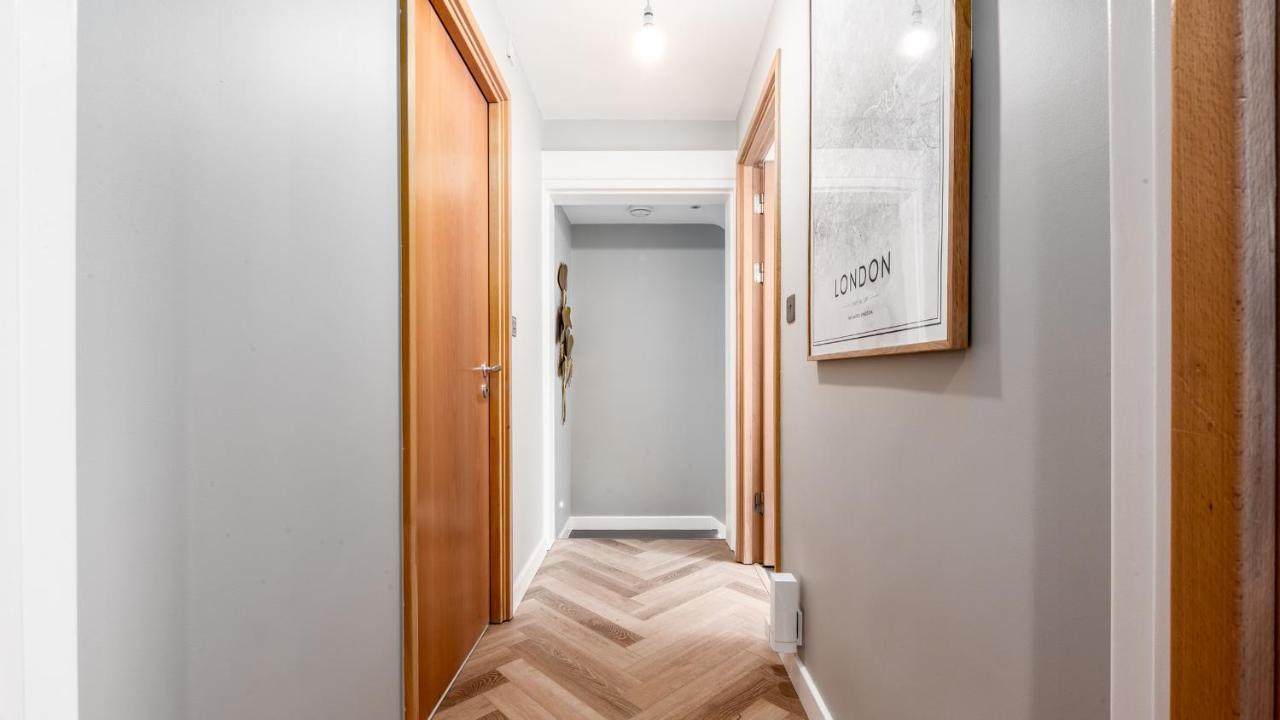 London'S Modern Nuance Apartment - Battersea Eksteriør billede