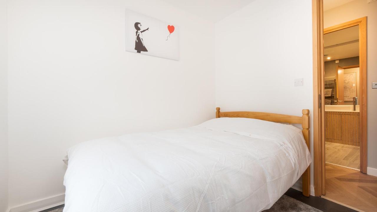 London'S Modern Nuance Apartment - Battersea Eksteriør billede